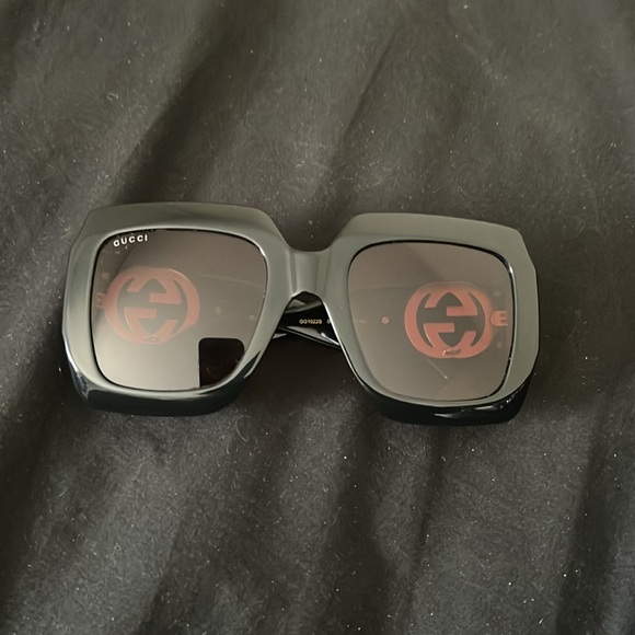 Pair of Gucci Sunglasses. Originally bought without the chain. - Picture 4 of 7